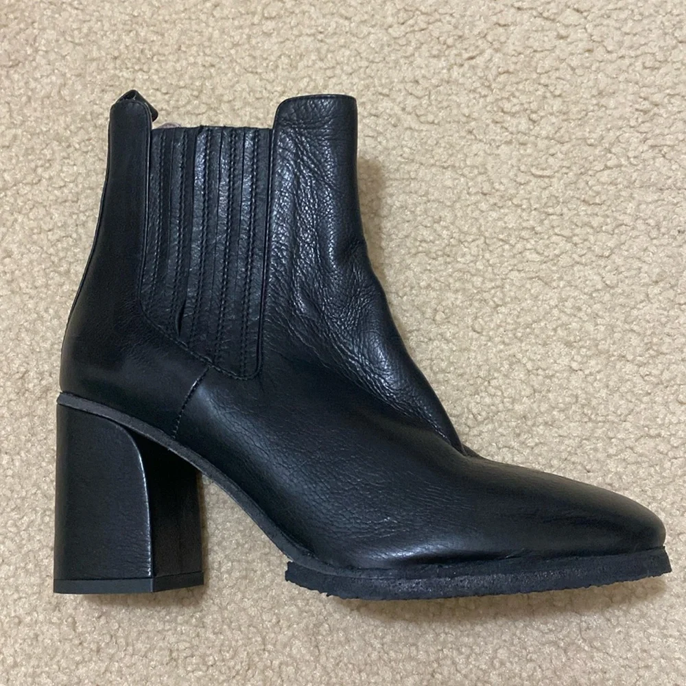 NWOB LA PETITE MAISON Women's Pull-on Ankle Boots Size 37.5
